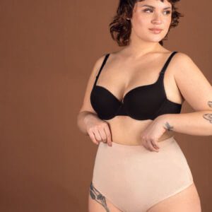 Pantie Faja hasta la línea de busto, tiene licra de algodón, un buen control de abdomen y tiene un excelente realce de glúteos. Nuestra Pantie Faja es perfecta para el día a día.